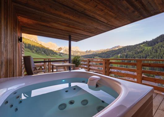 Whirlpool auf der Terrasse - Suite Dolomites Mountain Spa