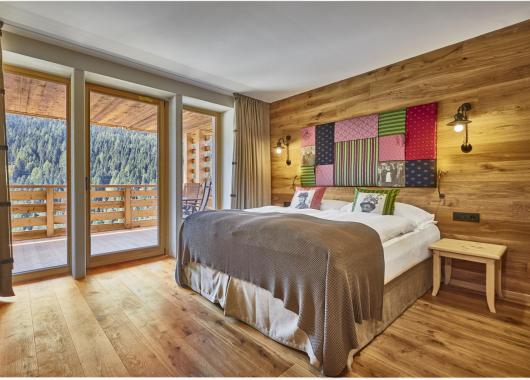 Doppelzimmer Ladinia im Tiroler Stil mit Holzboden und Balkon