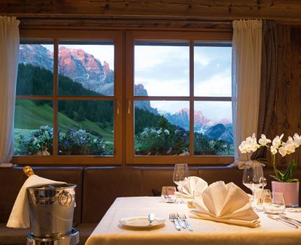 Tisch für zwei mit Blick auf die Dolomiten