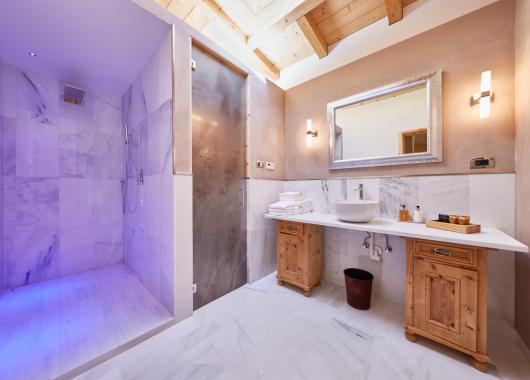 Bagno con doccia in marmo di Lasa - Suite Dolomites Mountain Spa