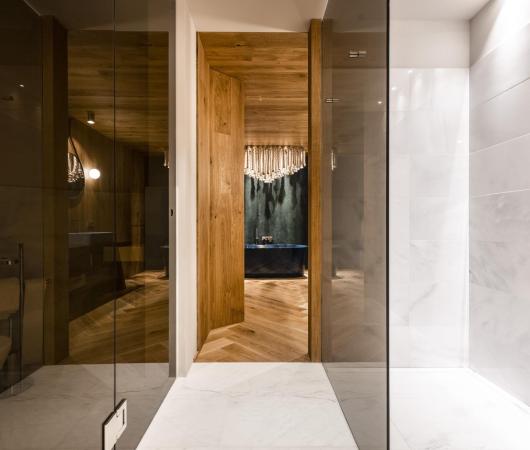 Badezimmer mit Badewanne und Dusche - Suite Cocoon