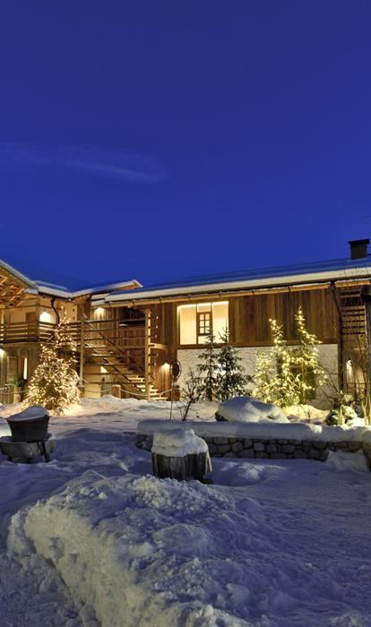 Unsere Chalets von außen im Winter bei Nacht