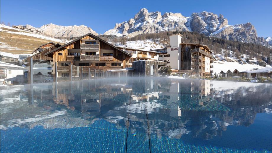 Hotel Fanes mit Sky Pool im Winter