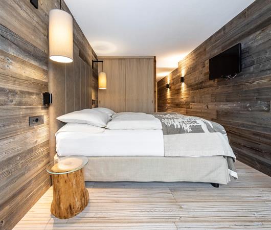 Camera doppia Standard con pareti e pavimento in legno