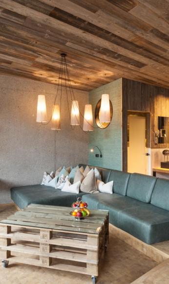 Wohnbereich mit Sofa und Schreibtisch - Suite Natura Loft
