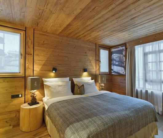 Schlafzimmer mit Doppelbett - Chalet Tera