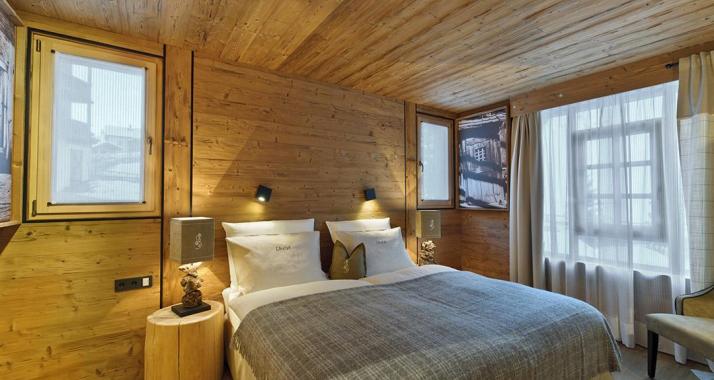 Schlafzimmer mit Doppelbett - Chalet Tera