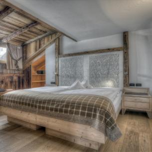Schlafzimmer mit Doppelbett und Holzboden