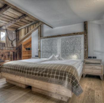 Schlafzimmer mit Doppelbett und Holzboden