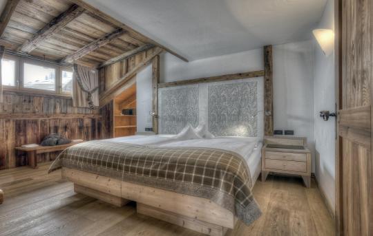 Schlafzimmer mit Doppelbett und Holzboden