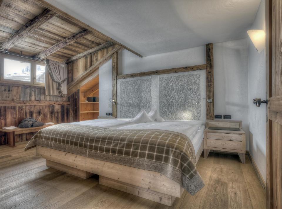 Schlafzimmer mit Doppelbett und Holzboden