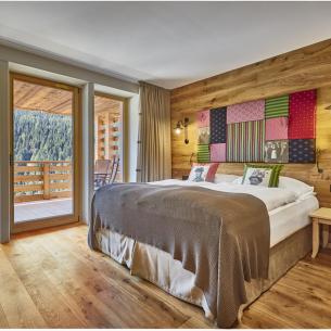 Doppelzimmer Ladinia im Tiroler Stil mit Holzboden und Balkon