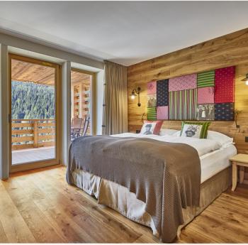 Doppelzimmer Ladinia im Tiroler Stil mit Holzboden und Balkon