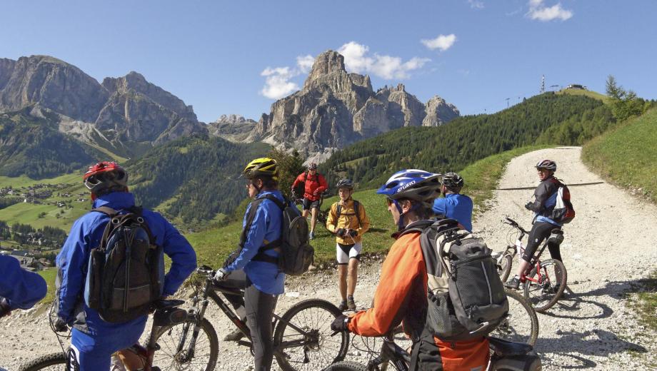 Un gruppo di mountainbiker