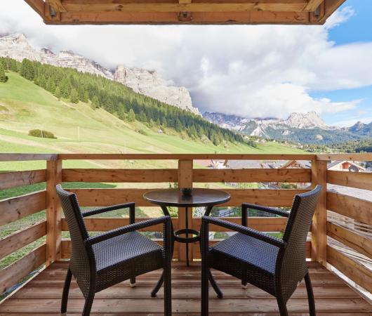 Balkon mit Tisch und zwei Stühlen - Panorama Juniorsuite