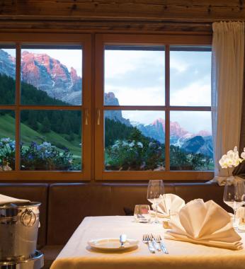 Tisch für zwei mit Blick auf die Dolomiten