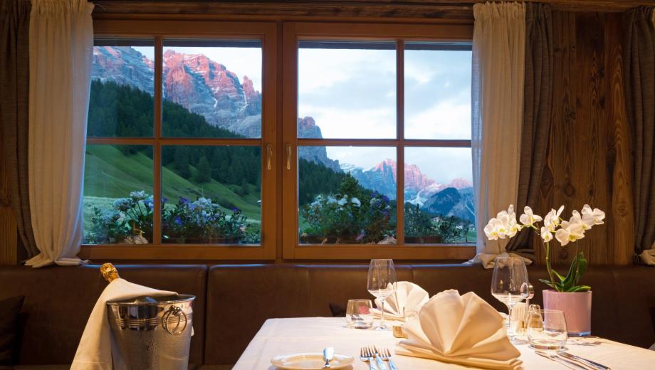 Tisch für zwei mit Blick auf die Dolomiten