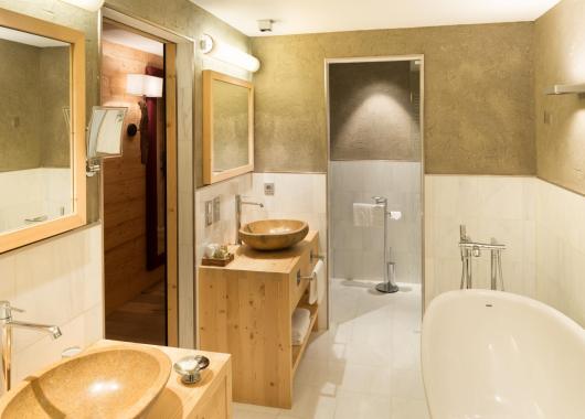 Badezimmer mit Badewanne und zwei Waschbecken - Chalet Gardensuite
