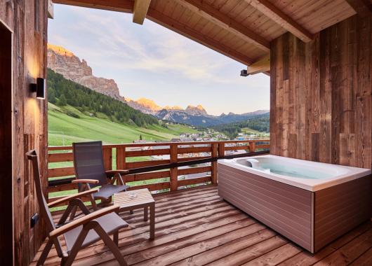 Panoramaterrasse mit Whirlpool und Aussicht aufs Tal  - Suite Dolomites Mountain Spa