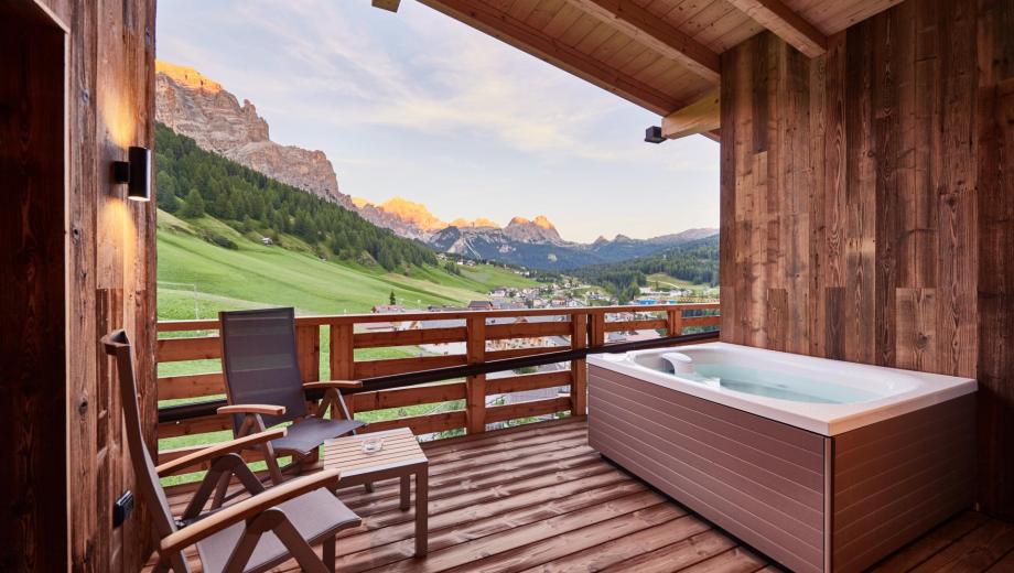 Panoramaterrasse mit Whirlpool und Aussicht aufs Tal  - Suite Dolomites Mountain Spa