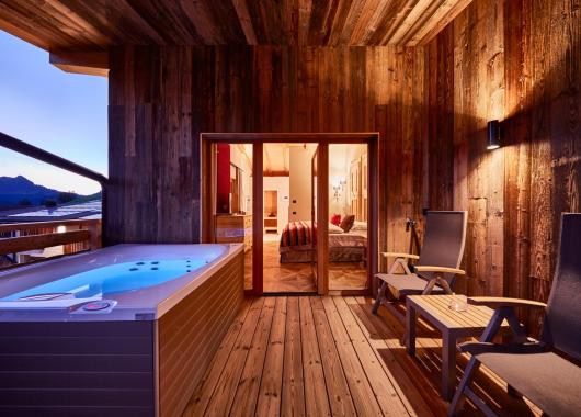 Terrasse mit Whirlpool - Dolomites Mountain Spa