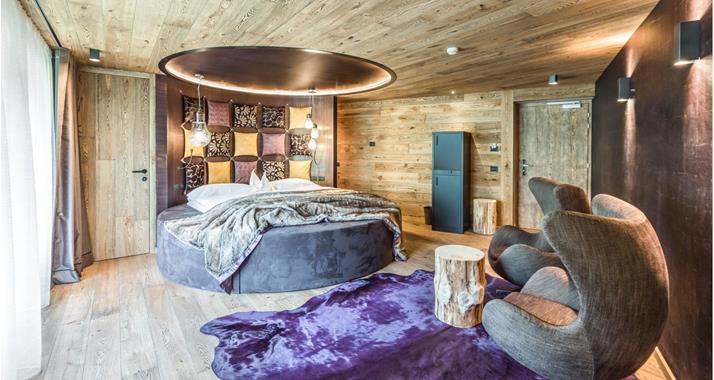Schlafzimmer mit rundem Bett und Ohrensesseln - Romantic Juniorsuite