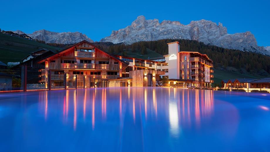 Sky Pool mit Aussicht auf die Dolomiten am Abend