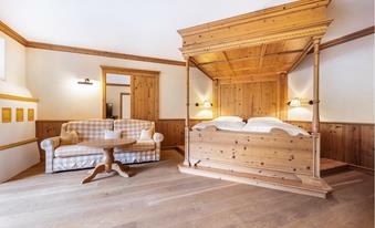 Double room Piz la Ila Superior in Tyrolean style with a four-poster bed