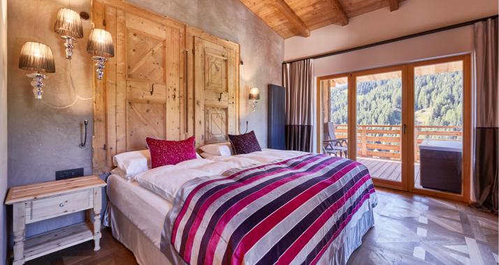 Schlafzimmer mit Terrasse - Suite Dolomites Mountain Spa