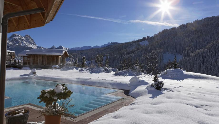 hotel-fanes-pool-winter