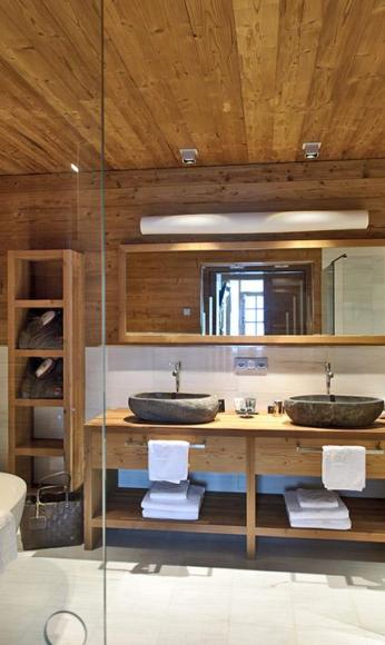 Badezimmer mit Badewanne und zwei Waschbecken - Chalet Tera