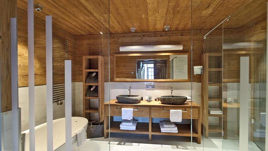 Badezimmer mit Badewanne und zwei Waschbecken - Chalet Tera