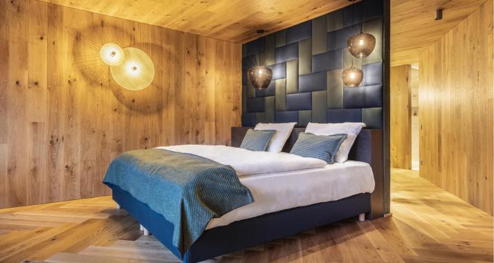 Schlafzimmer mit freistehendem Doppelbett - Suite Cocoon