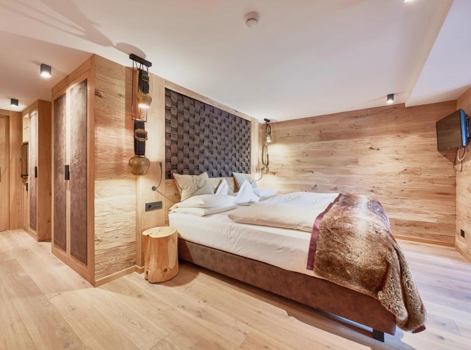 Schlafzimmer mit Doppelbett und Fernseher - Panorama Juniorsuite