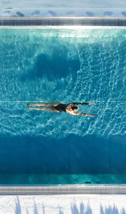 Schwimmen im Sky Pool im Winter