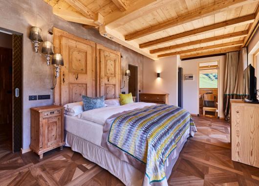 Schlafzimmer mit Fernseher - Suite Dolomites Mountain Spa