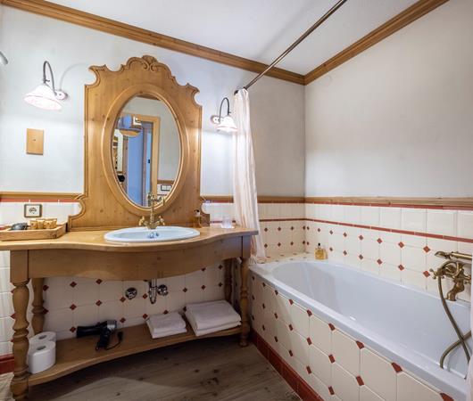 Badezimmer im romantischen Stil mit Badewanne - Doppelzimmer Ladinia