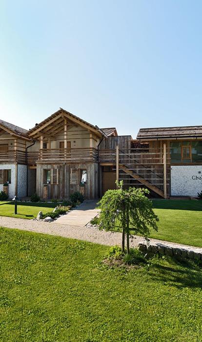 Die Chalets von außen im Sommer