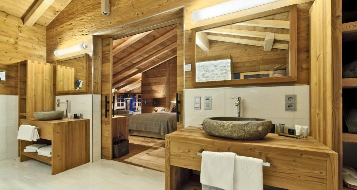 Badezimmer mit zwei Waschbecken - Chalet Gran Cil