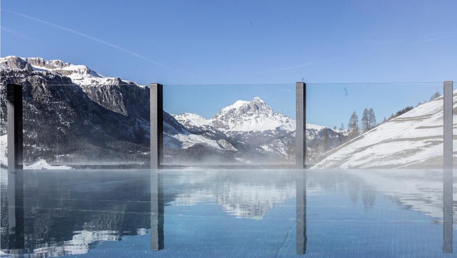 Sky Pool con vista sulle Dolomiti in inverno