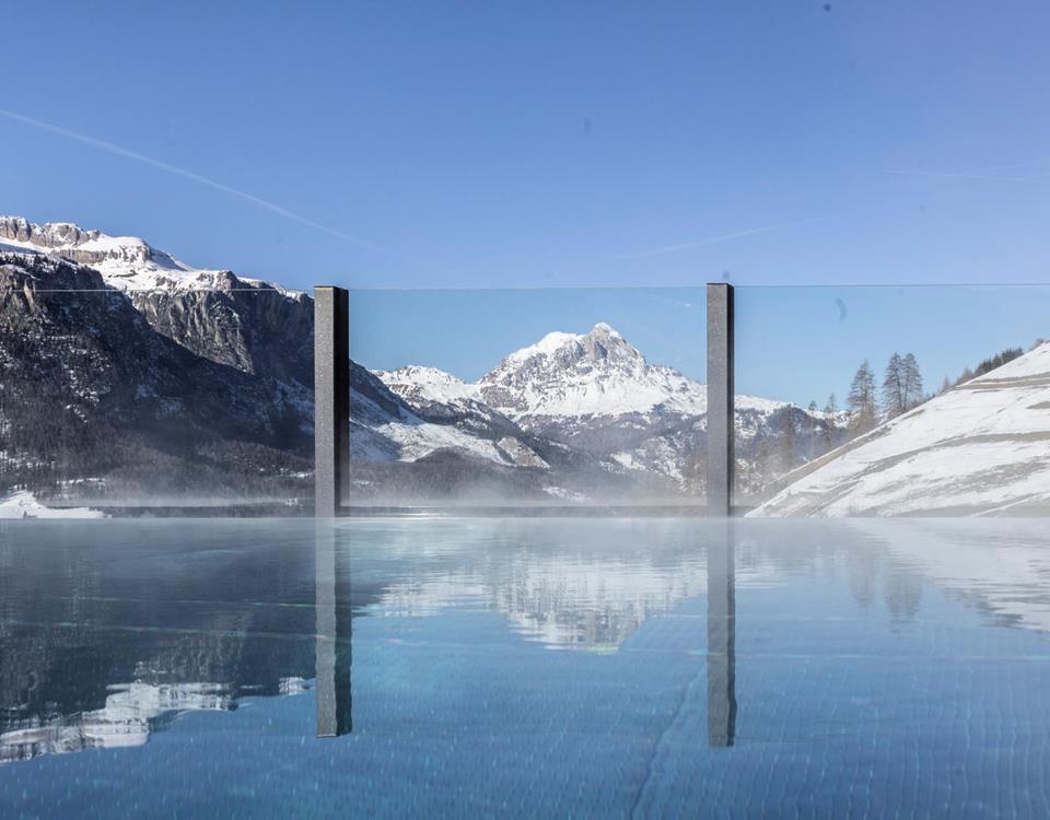 Sky Pool con vista sulle Dolomiti in inverno