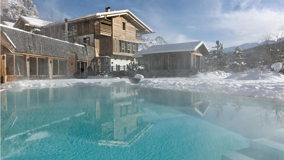 Chalet con piscina in inverno