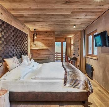 Schlafzimmer in Holzoptik - Panorama Juniorsuite
