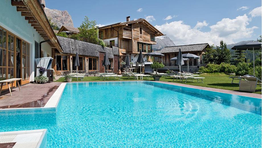 Garten mit Pool und Chalet